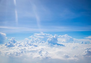 Gökyüzü ve bulutlar uçağın arka planından görüldü.