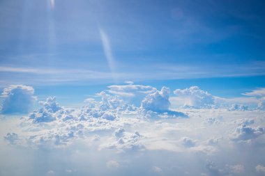 Gökyüzü ve bulutlar uçağın arka planından görüldü.