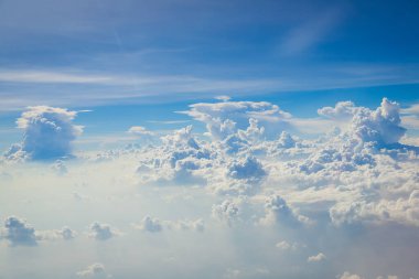 Gökyüzü ve bulutlar uçağın arka planından görüldü.