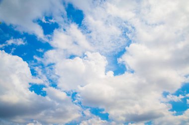 Mavi gökyüzü ve bulutlar güneşli gün arka planında