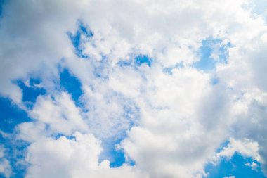 Mavi gökyüzü ve bulutlar güneşli gün arka planında