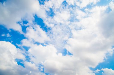 Mavi gökyüzü ve bulutlar güneşli gün arka planında