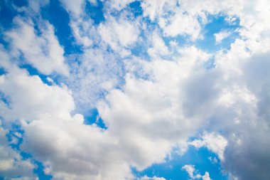 Mavi gökyüzü ve bulutlar güneşli gün arka planında