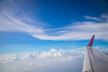 Gökyüzü ve bulutlar uçağın arka planından görüldü.