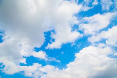 Mavi gökyüzü ve bulutlar güneşli gün arka planında