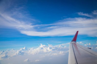 Gökyüzü ve bulutlar uçağın arka planından görüldü.