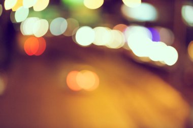 Şehir arka planındaki Bokeh hafif trafiğinin odak noktasını kapat