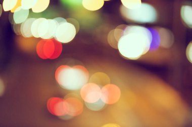 Şehir arka planındaki Bokeh hafif trafiğinin odak noktasını kapat