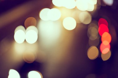 Şehir arka planındaki Bokeh hafif trafiğinin odak noktasını kapat