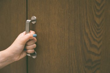 Kadın arka plan için el ile gardırobu açar