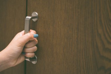 Kadın arka plan için el ile gardırobu açar