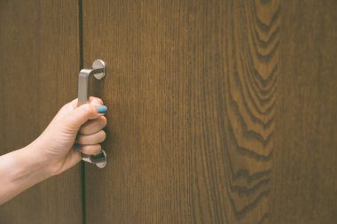 Kadın arka plan için el ile gardırobu açar