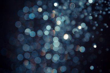 Siyah arkaplanda soyut mavi bokeh ışıklar