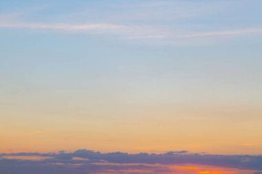 Günbatımı gökyüzü şehrin arka planında olabilir