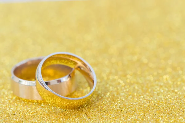 Золотые Обручальные Кольца Жениха Невесты Фоне Золотого Блеска — стоковое фото