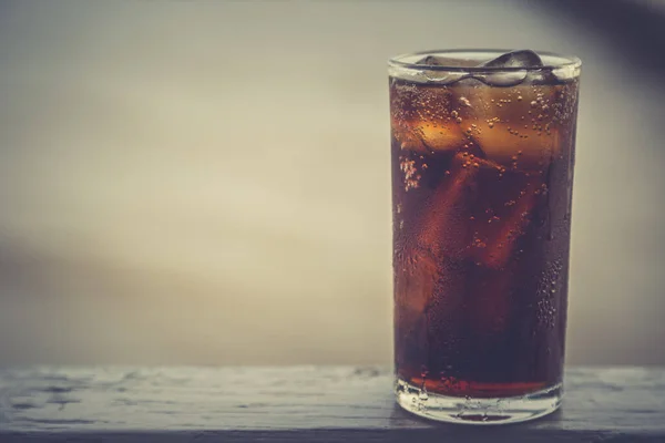 Cola Met Ijs Het Glas Klaar Drinken Voor Verfrissing Wazige — Stockfoto