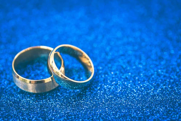 Gold Wedding Rings Bride Groom Dark Blue Gliter Background — Stock Photo, Image