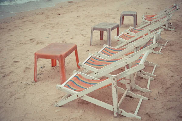 Kumsaldaki sahil yatağı. Turistleri karşılamak için. Oturup rahatlamak için.