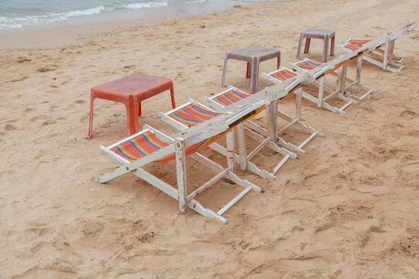 Kumsaldaki sahil yatağı. Turistleri karşılamak için. Oturup rahatlamak için.