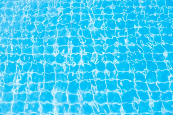 青いスイミングプールの背景の水からの反射 — ストック写真