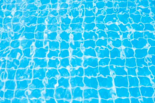 Mavi yüzme havuzunun arka planındaki sudan yansımalar.