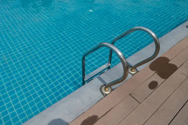 Otelin arka planında havuz merdivenleri..