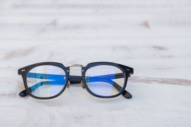 Eski masa arkaplanındaki siyah çerçeve bardakları temizler