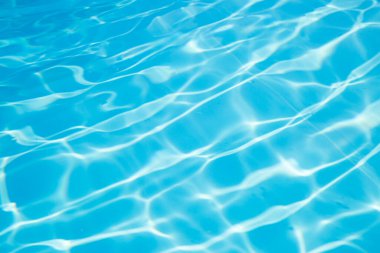 Deniz zemininde ışığı yansıtan ışık