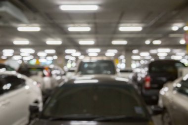 Arabanın park yerindeki bulanık ışık ve bokeh arkaplanlı