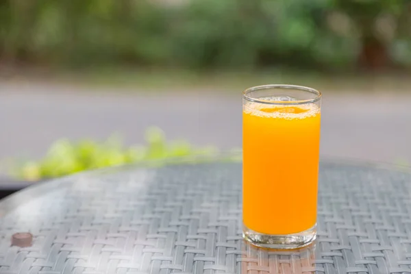 ボケ自然を背景にしたオレンジジュース — ストック写真
