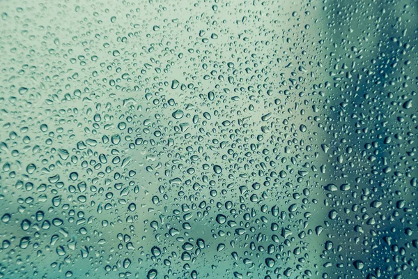 Pencere camındaki su damlası, siyah zemin.