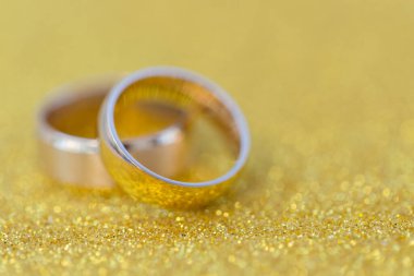 Gelinin ve damadın altın alyansları altın kaplama arka planda