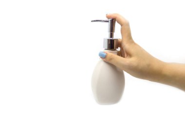 Beyaz arka planda bir şişe sıvı sabun tutan kadın.