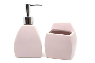 Beyaz zemin üzerinde modern seramik sıvı sabun şişesi