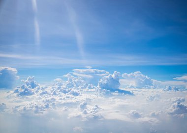 Gökyüzü ve bulutlar uçağın arka planından görüldü.