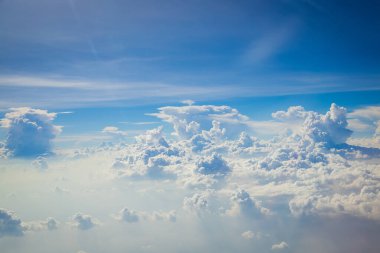 Gökyüzü ve bulutlar uçağın arka planından görüldü.