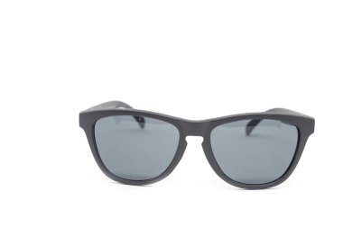 Beyaz arka planda modern siyah gözlük.