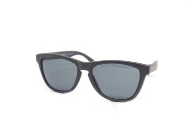 Beyaz arka planda modern siyah gözlük.