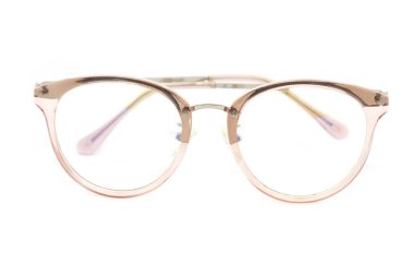 Beyaz arka planda modern temiz pembe çerçeveli gözlük.