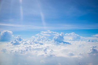 Gökyüzü ve bulutlar uçağın arka planından görüldü.