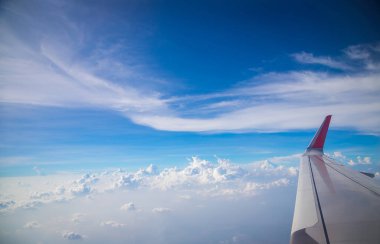 Gökyüzü ve bulutlar uçağın arka planından görüldü.