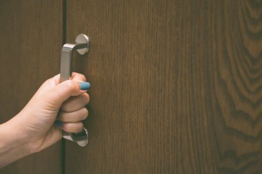 Kadın arka plan için el ile gardırobu açar