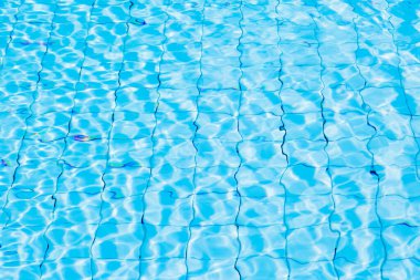 Yüzme havuzunun arka planında mavi olgun su yansıması