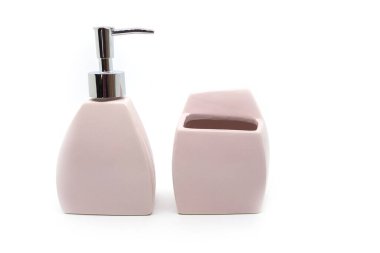 Beyaz zemin üzerinde modern seramik sıvı sabun şişesi