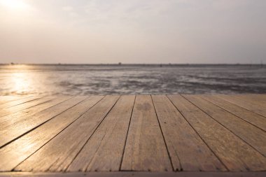 Su düştüğünde ahşap zemin denize doğru uzanıyor.