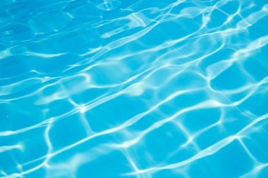 Deniz zemininde ışığı yansıtan ışık