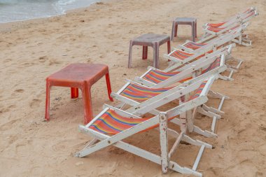 Kumsaldaki sahil yatağı. Turistleri karşılamak için. Oturup rahatlamak için.