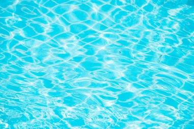 Mavi yüzme havuzunun arka planındaki sudan yansımalar.