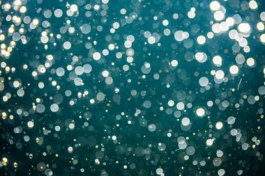 Karanlık arkaplanda odaklanmış ışık bokeh 'ini soyut olarak ayır