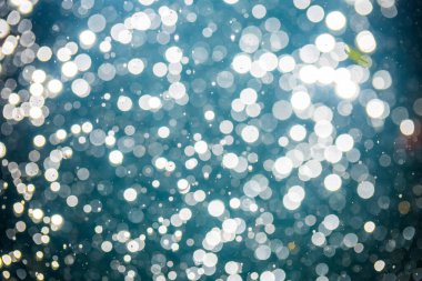 Karanlık arkaplanda odaklanmış ışık bokeh 'ini soyut olarak ayır